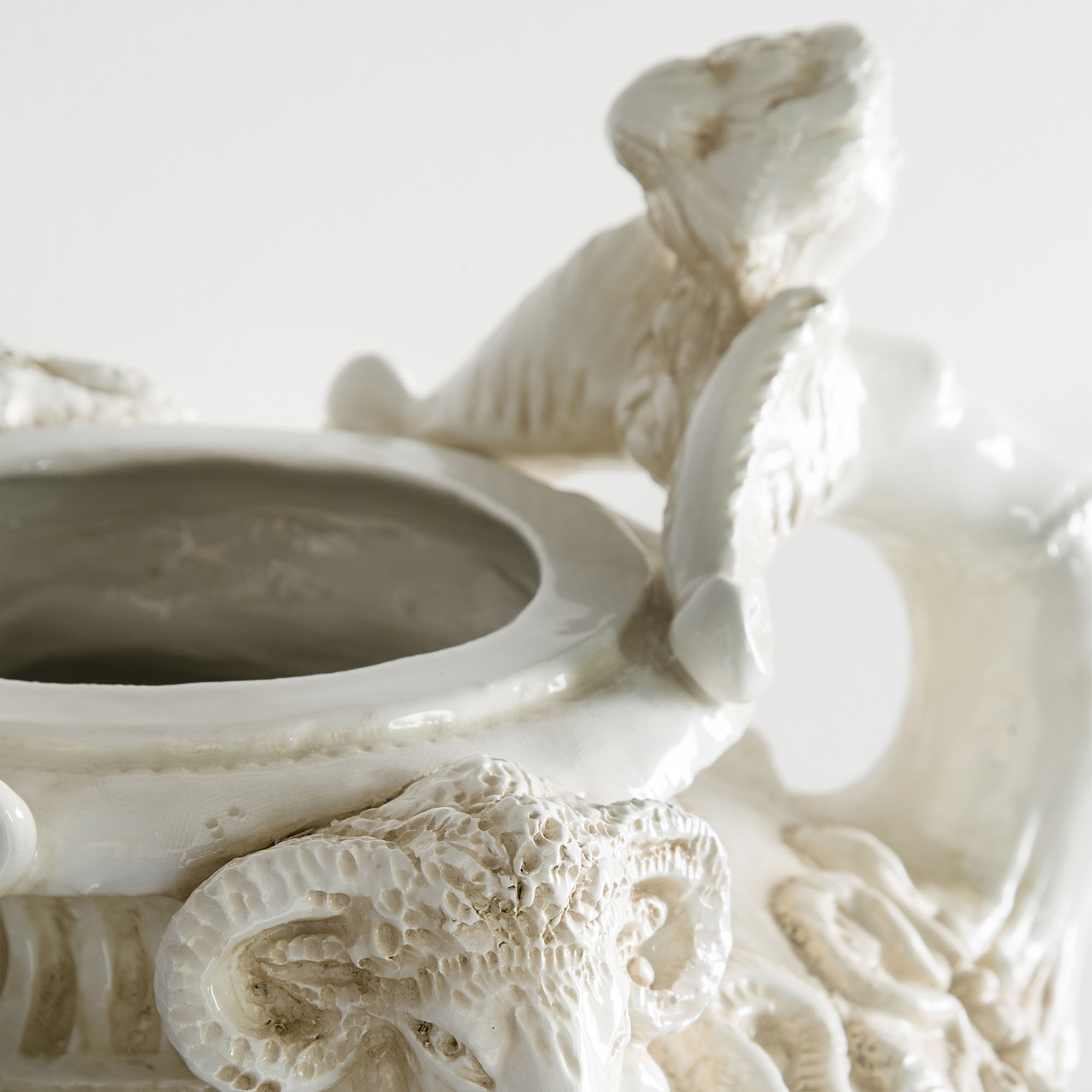 Vaso in ceramica  inciso a mano con base in marmo nero  e particolare in ottone
